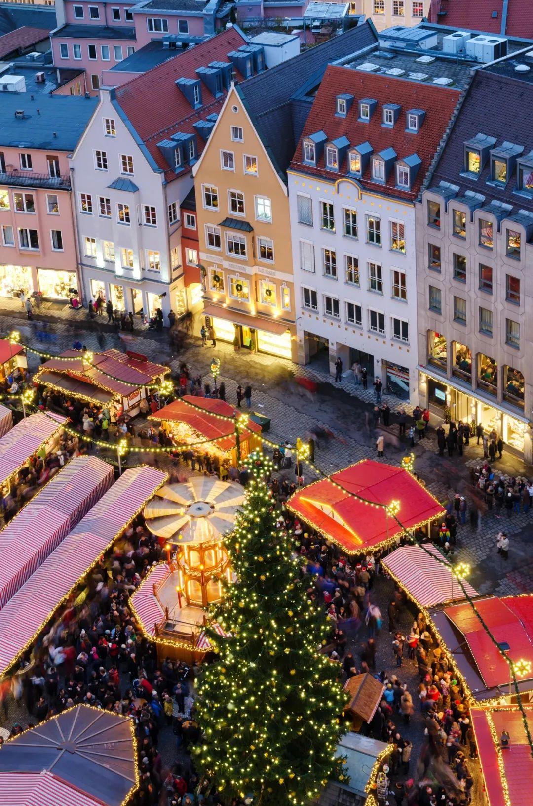 0>, via wikimedia commons撅起嘴来亲吻的动作就是在基辛(kissing