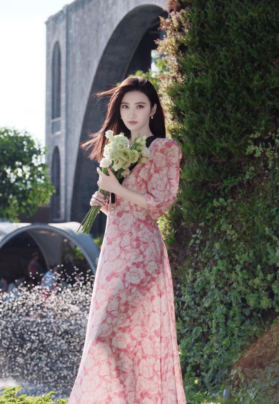 景甜穿粉色碎花连衣裙,甜美显白又减龄,真是人间富贵花