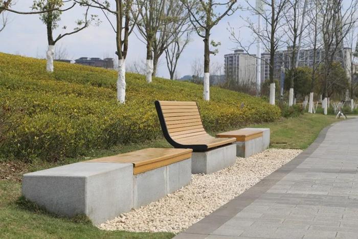 为提升服务质量,河东新区加大旅游服务设施建设,扩建停车场,完善导览