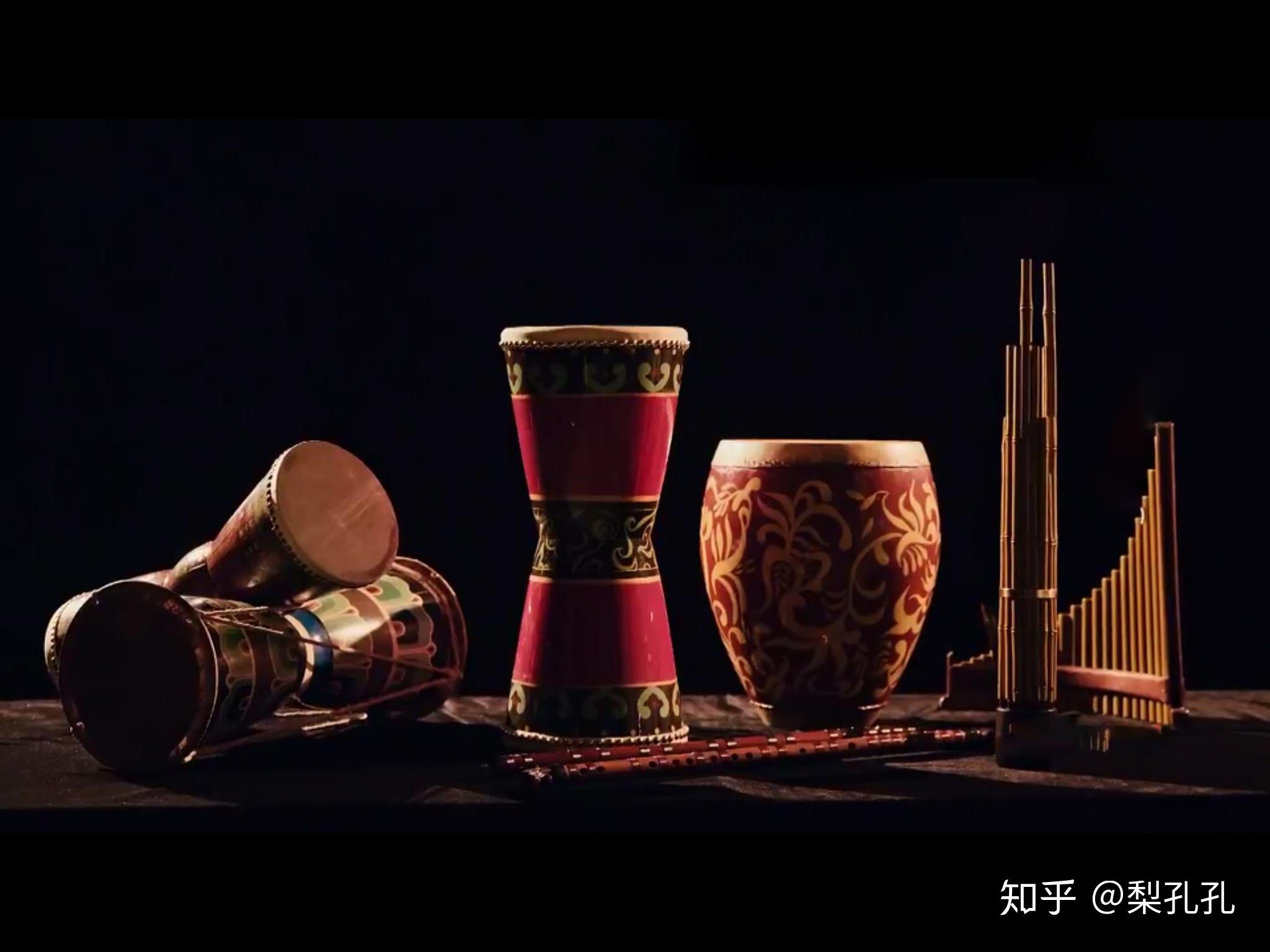 天呐我看到有个大琴在天上飞