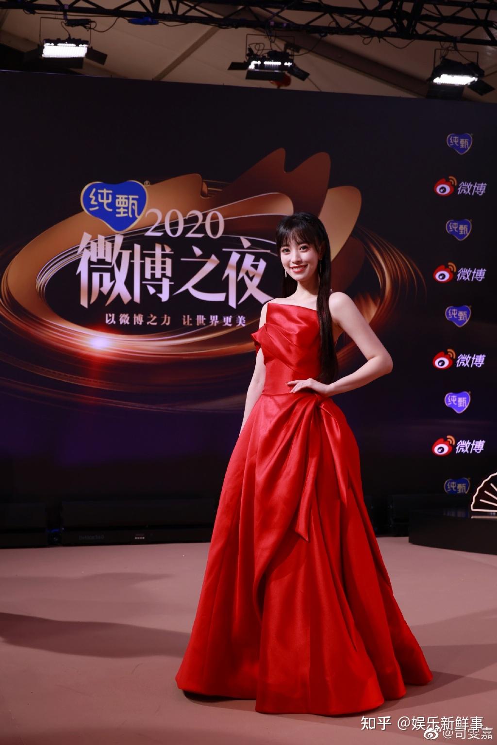 司雯嘉主持微博之夜机智救场沈腾获赞