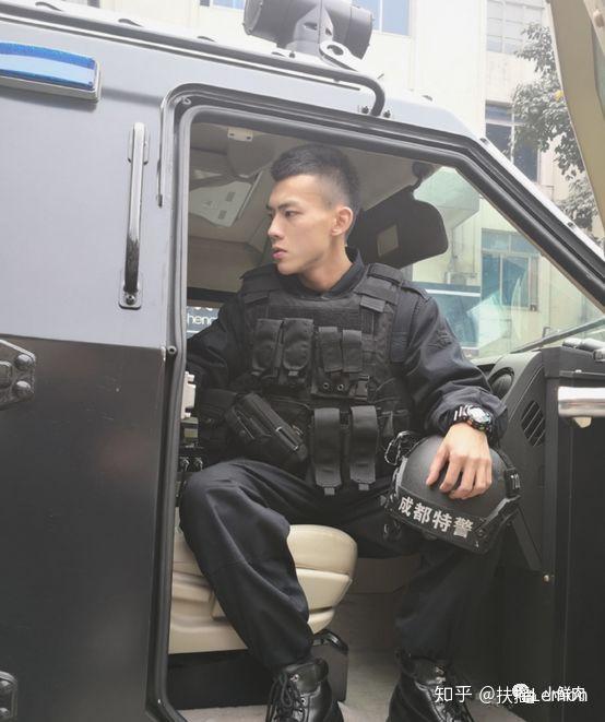 成都特警文潇伟湖南特警刘曦钧然而还有一名特警小哥成名更早,2014
