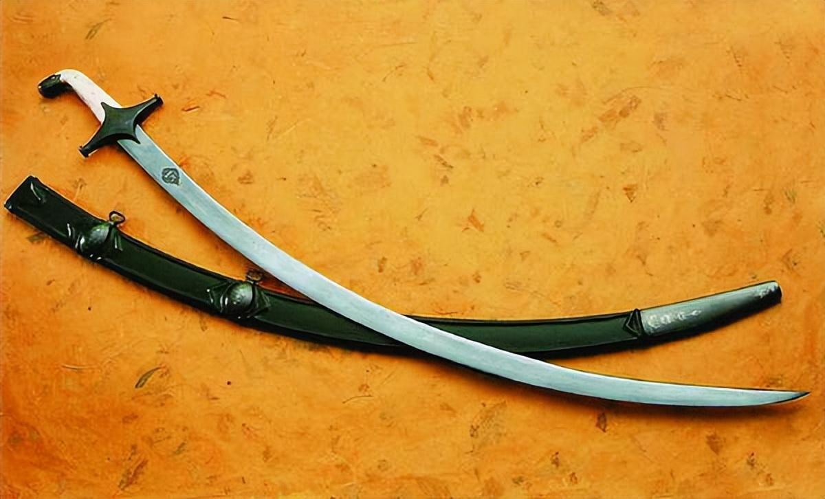 但是内弯刀很快就淘汰了,汉代以后就很少见到内弯刀,而西欧也迅速地