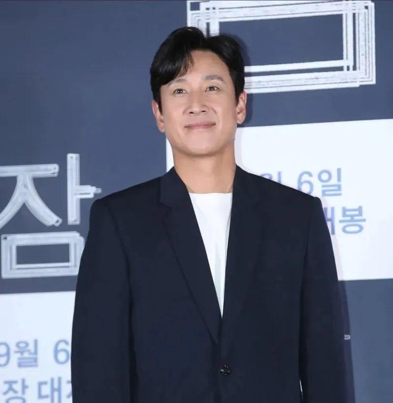 情景喜剧出道,担任多部作品主演,是家喻户晓的知名艺人,和刘亚仁"等