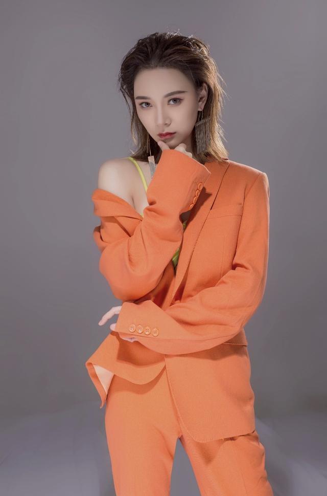 演员苏拉文雅来自内蒙古呼伦贝尔,曾演唱《北京爱情故事》同名微电影