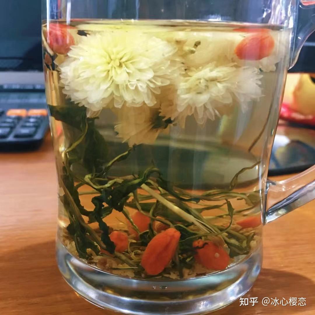 多喝茶,胃火旺是口臭最根本的原因,菊花茶解決腸胃引起的口臭有很好的