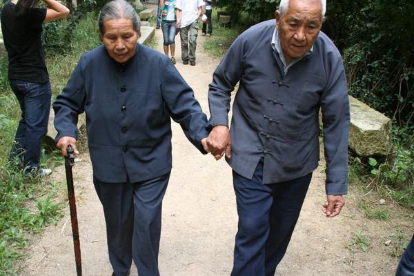 刻刻想和你腻歪在一起,送你到宿舍门口还舍不得你进去抱着亲了又亲,大