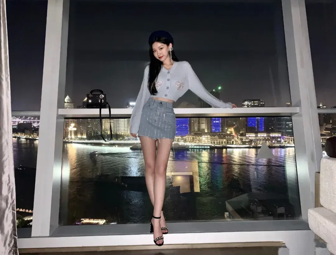 王者荣耀解说女神,甜美御姐逆天黑丝,大长腿白到发光!