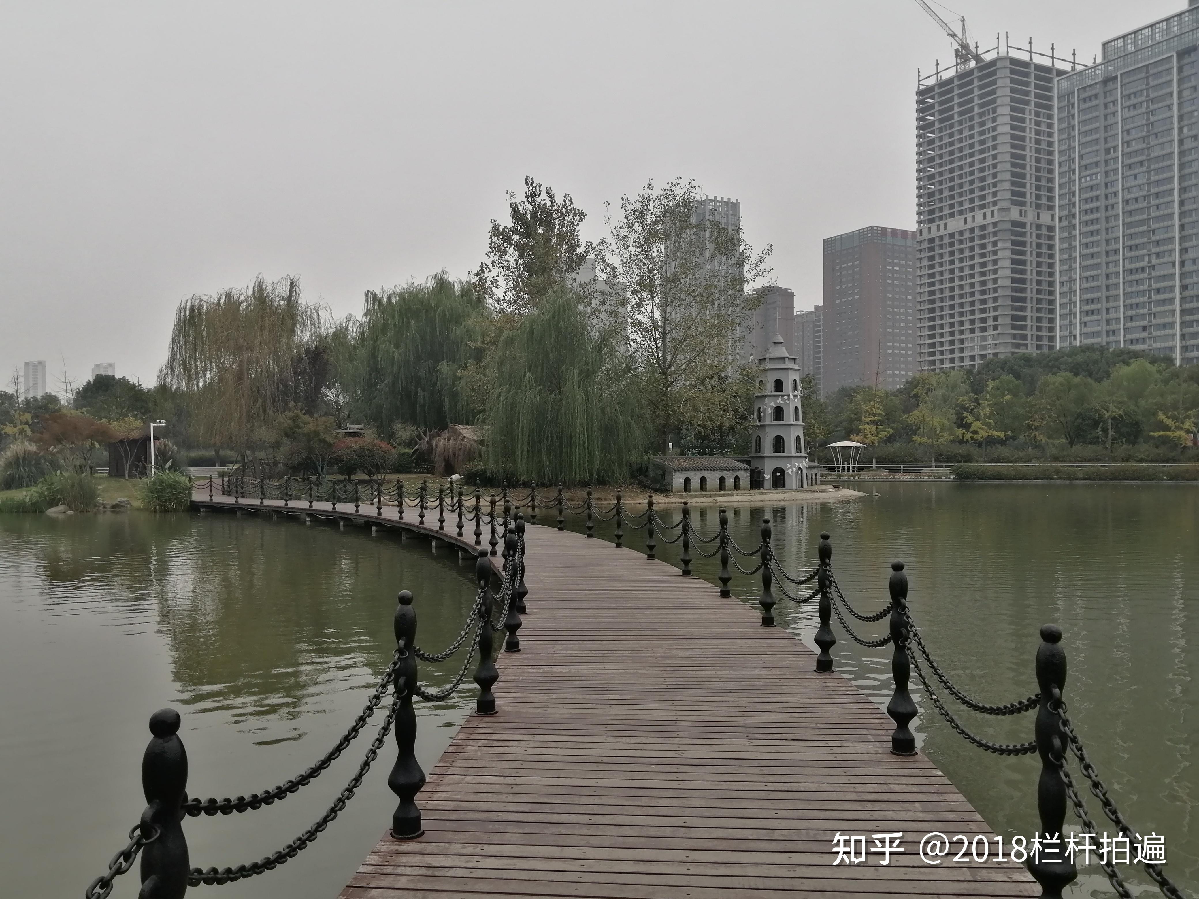 "紫贞公园"位于襄阳市高新区汉江北路东侧,"襄阳高新万达广场"的西北