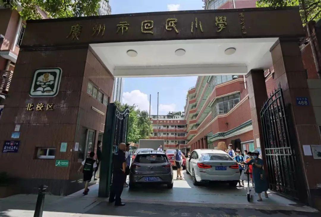 进入回民小学啦与学校领导谈笑风生活动最后由一张合影记住4,知用中学