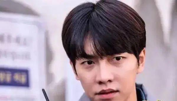 窥探：一部犯罪惊悚剧，讲述了一位拥有读心能力的警察追捕一名连环杀手的故事。(窥探到底)