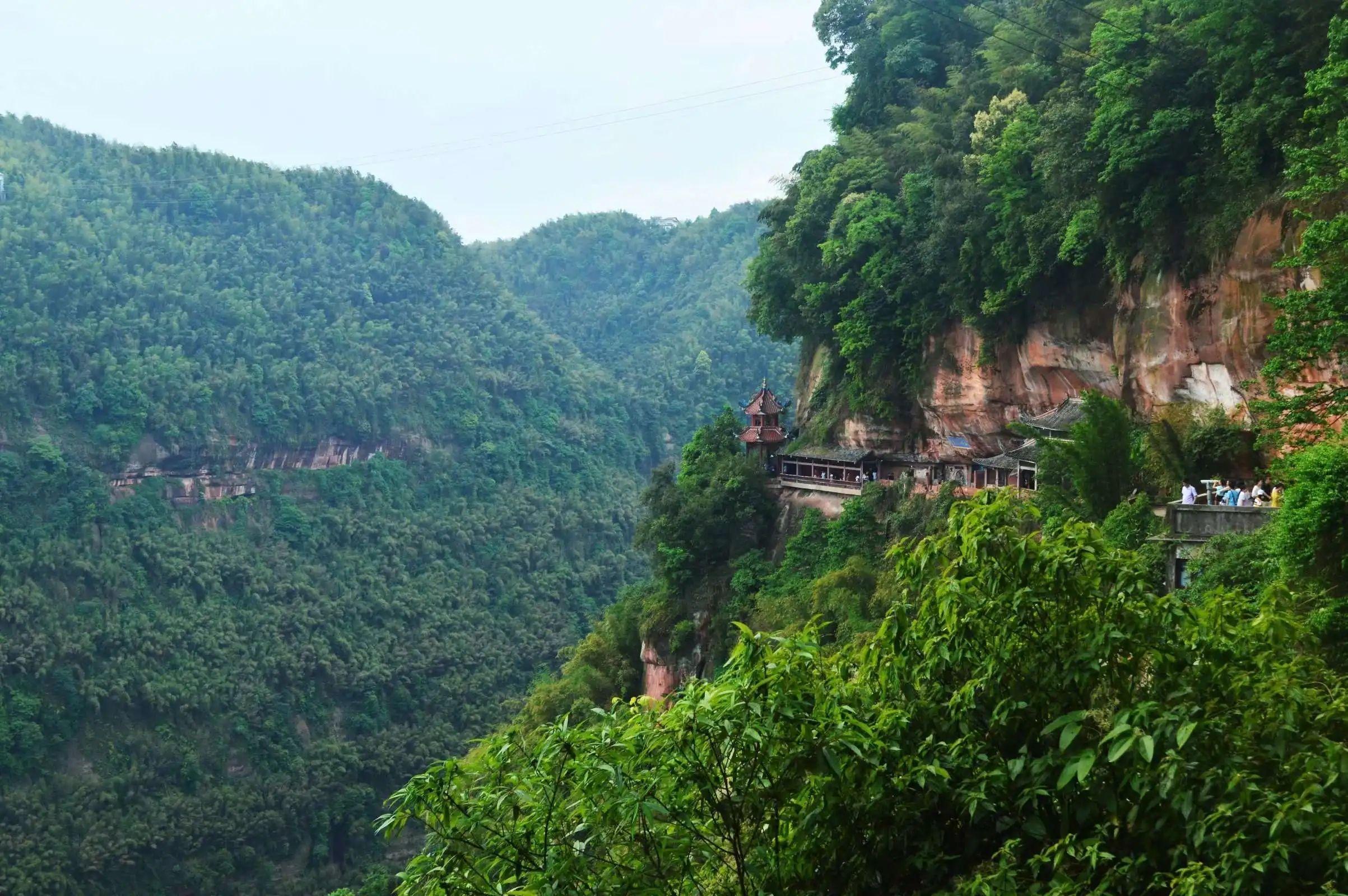 翡翠長廊,仙寓洞天寶古寨,七彩飛瀑,青龍湖,蜀南竹海博物館等景觀,享