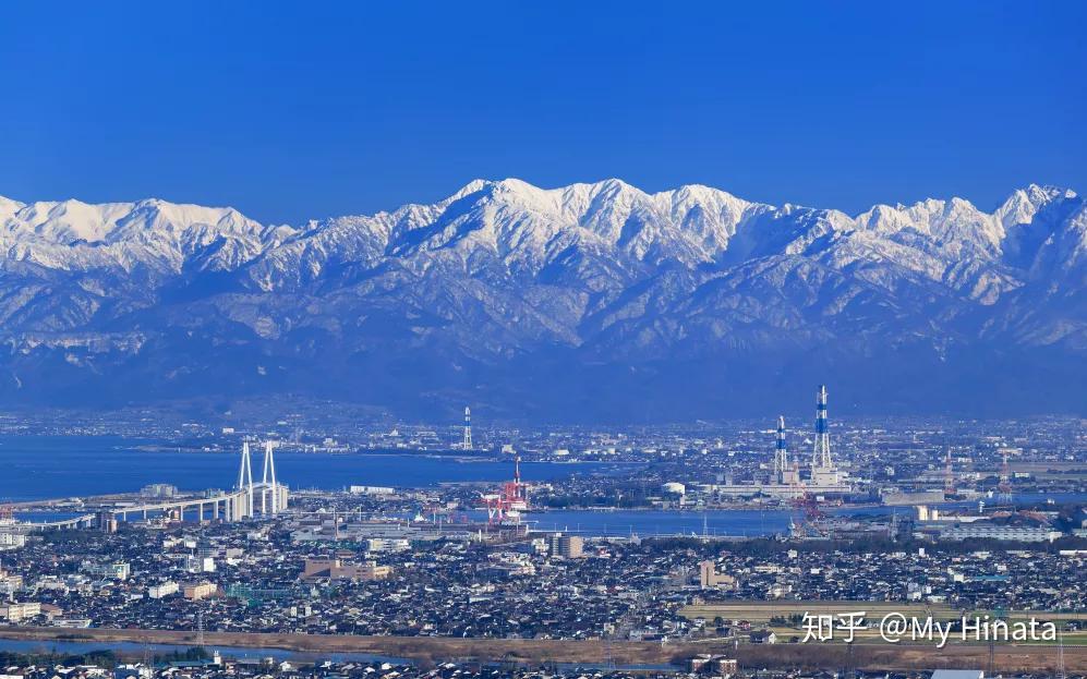 富山县处于日本列岛的中间位置,本州岛的中部,距离东京,大阪,名古屋