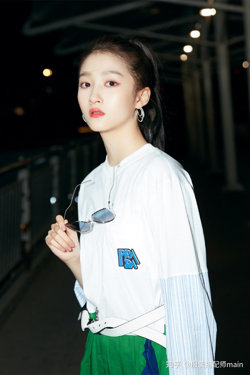 关晓彤私服衣品大有长进!身穿拼接连衣裙高调秀腿,腿长就是任性