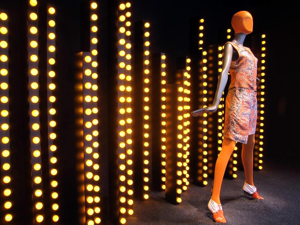 这类橱窗将观众带进复古未来主义.