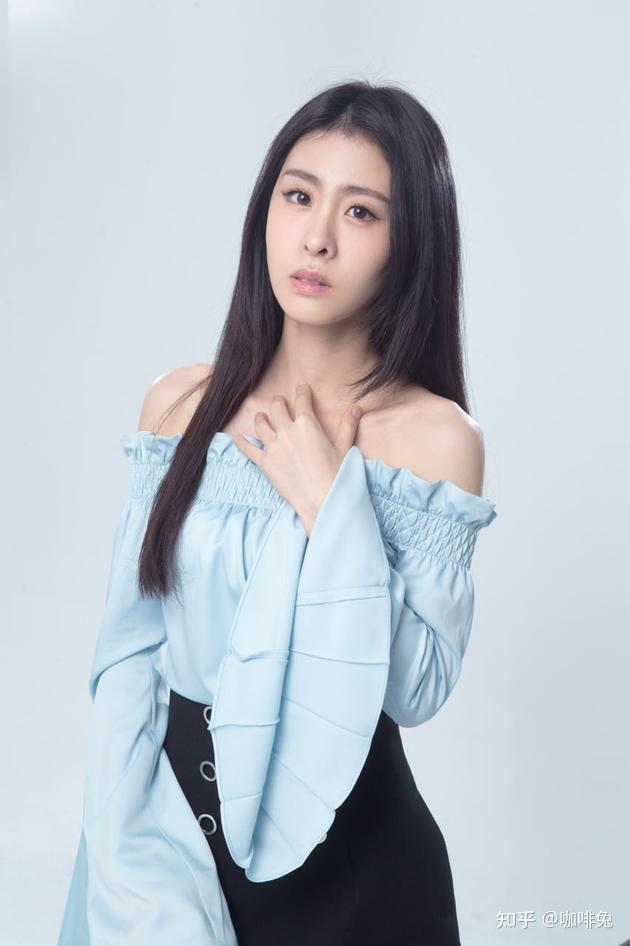 肤白貌美外加大长腿,张碧晨的时尚写真,下身的亮点太多, - 知乎