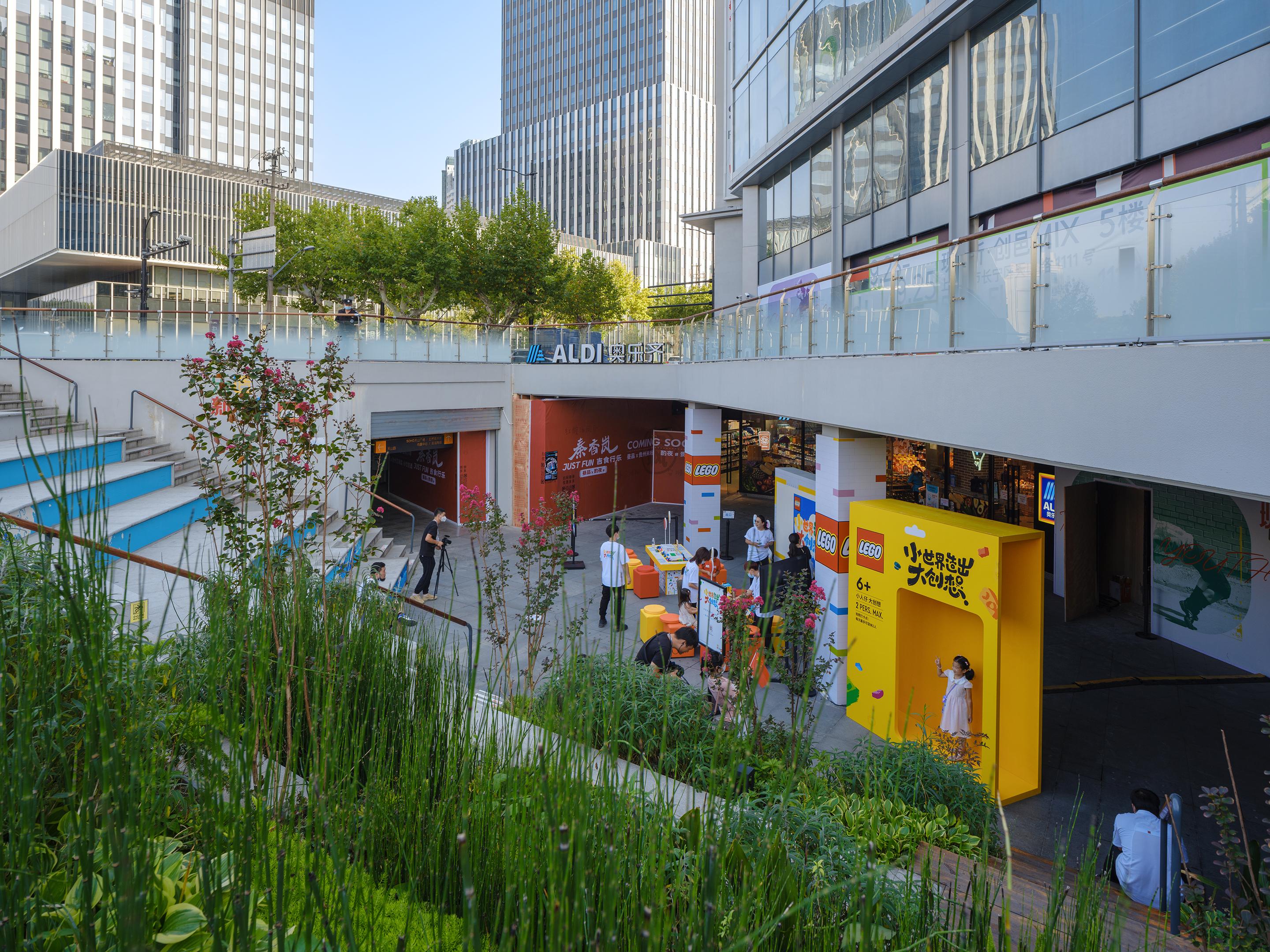 设计首先将原有街角空间打开,引导视线直接到达商业界面和下沉广场