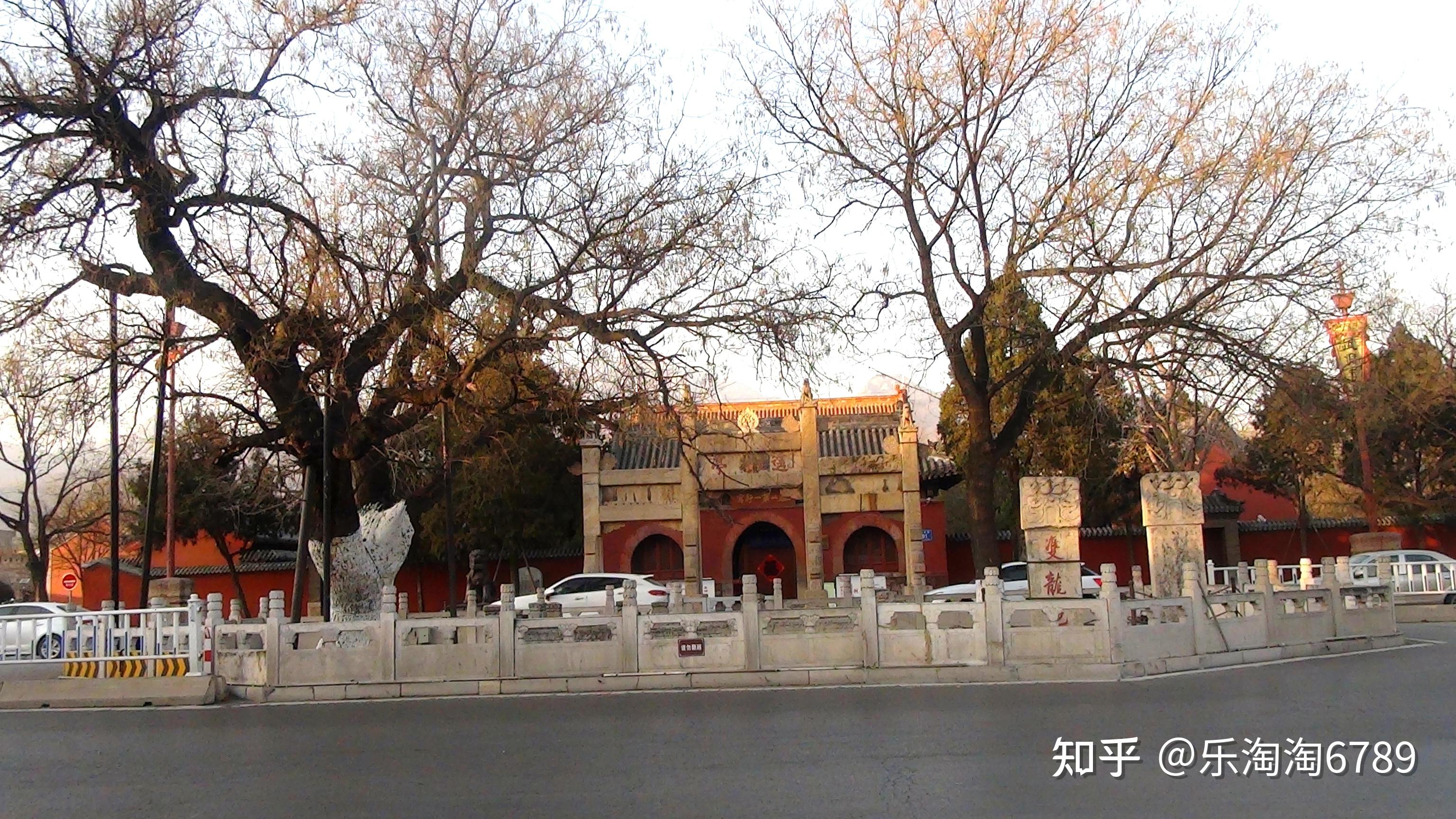 引王母池之水,环绕岱庙注入池内,现池旁还立有"曹公渠记碑","双龙池记