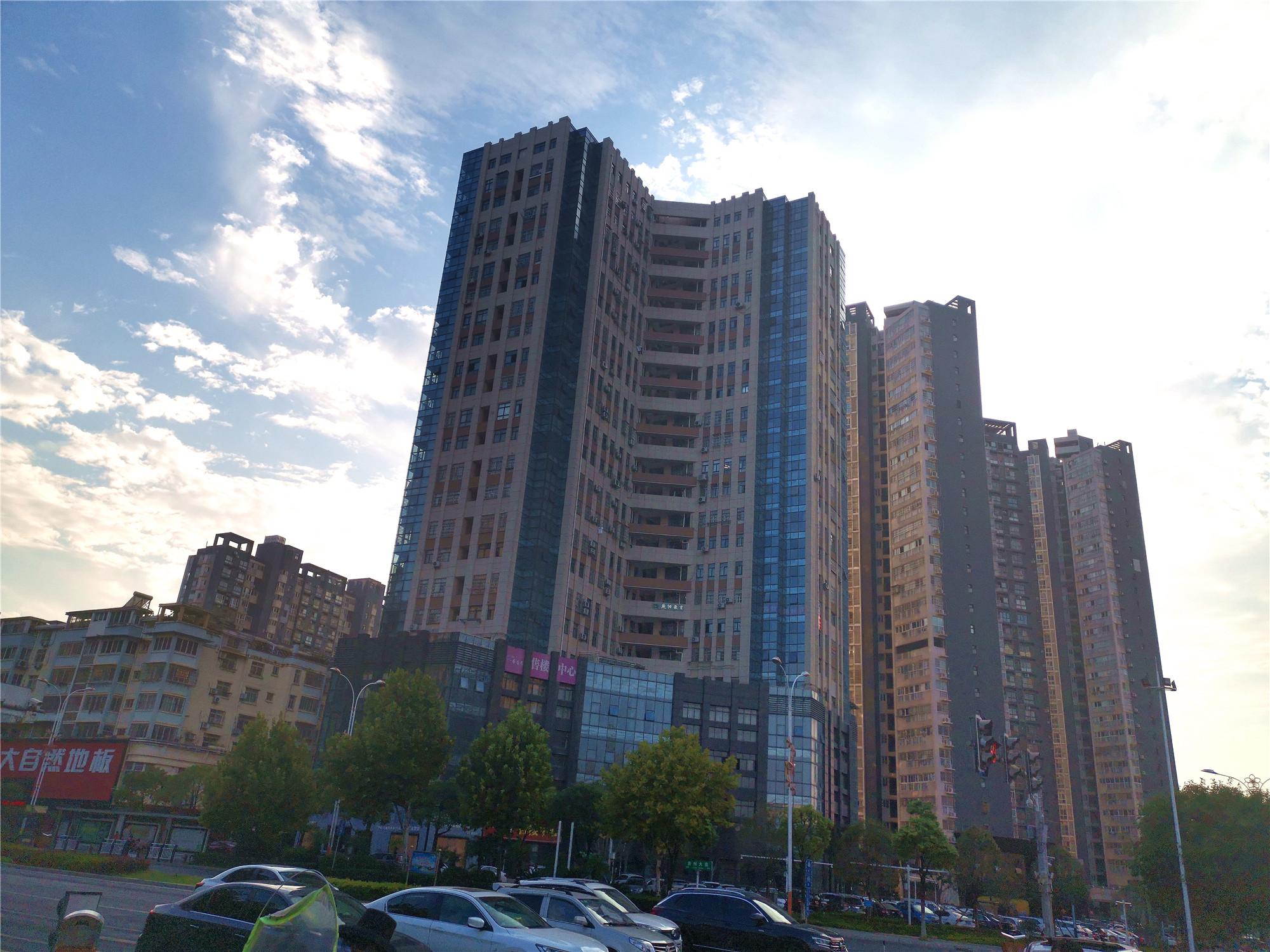 吉安视觉夕阳下的城区街景多姿多彩