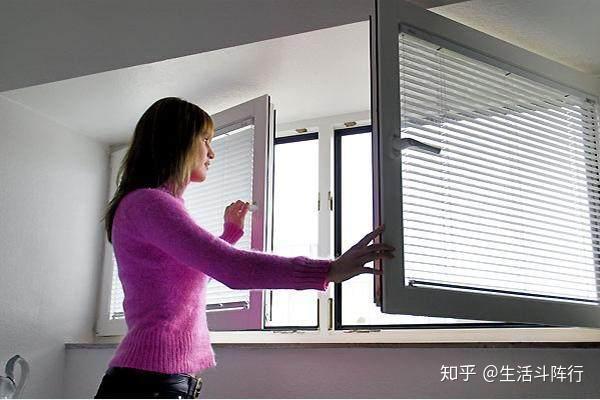 开空调时要不要关窗内行人是这样分析的