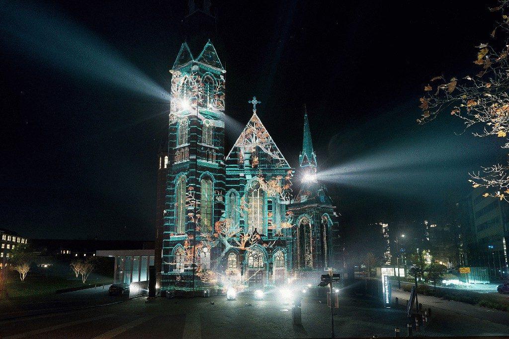 者联盟展示的灯光节作品,在罗马尼亚布加勒斯特议会宫的正面进行投影