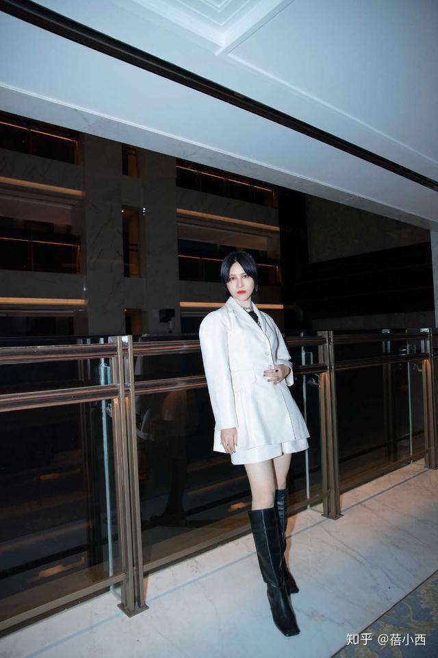 一双大长腿也很亮眼,尤其和尚雯婕一样配上帅气十足的黑色长筒靴之后