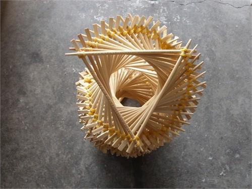 网架构造将不易弯曲的线材全部用铰节点组合成三角形构造,就称为网架