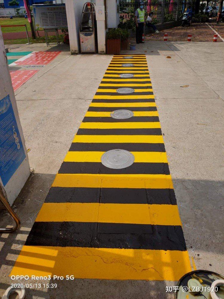 我们设计不仅只是施划车位线,都会设计网格线或者导流线,防止车辆停错