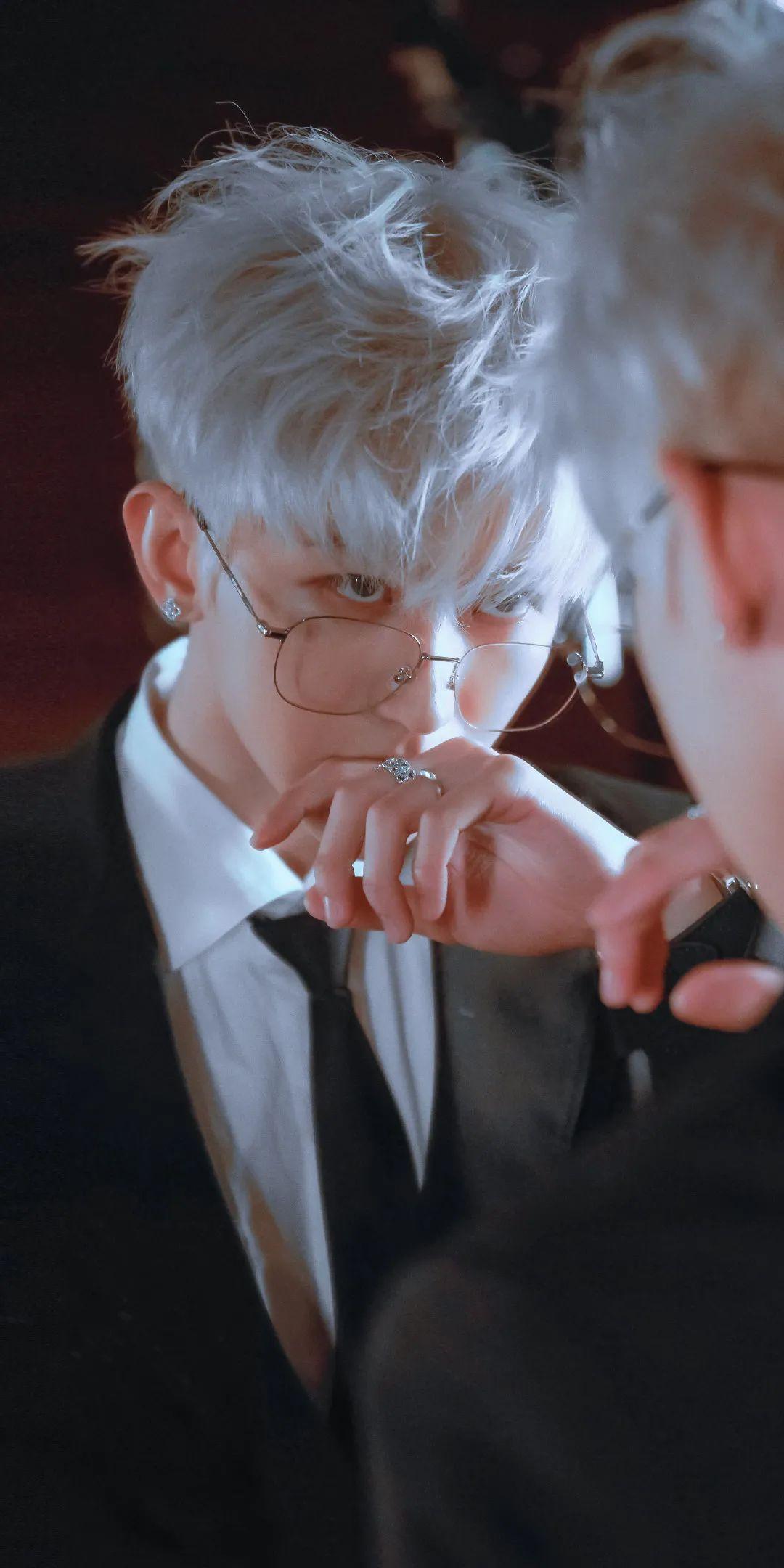 蔡徐坤壁纸盛世美颜来了这个发色的坤坤真的是我的心头爱呀