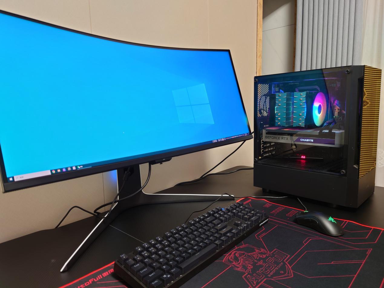 正面是曲屏,这是我第一次用带鱼屏,也是第一次用