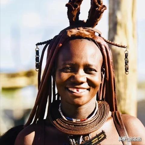 非洲原始部落红泥族:"赤裸"为美,女人从不洗澡,男人18算长寿