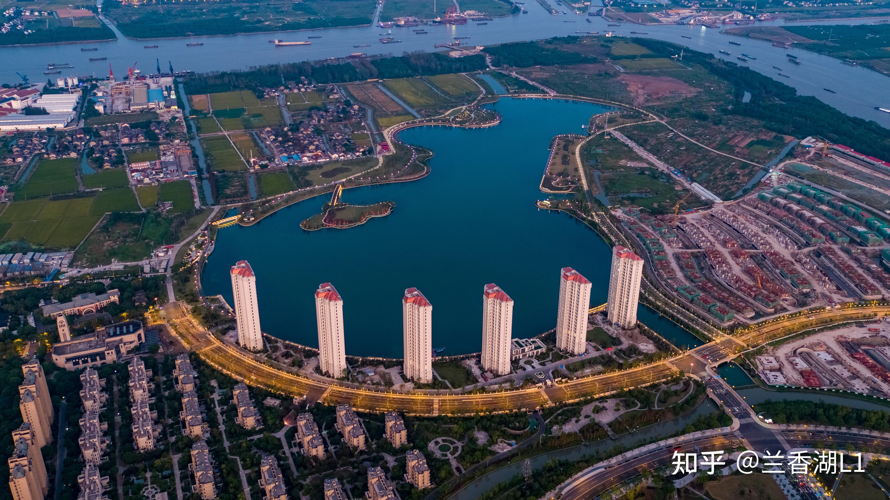 小编看着眼前美景及高耸而立的兰香湖壹号项目,不禁