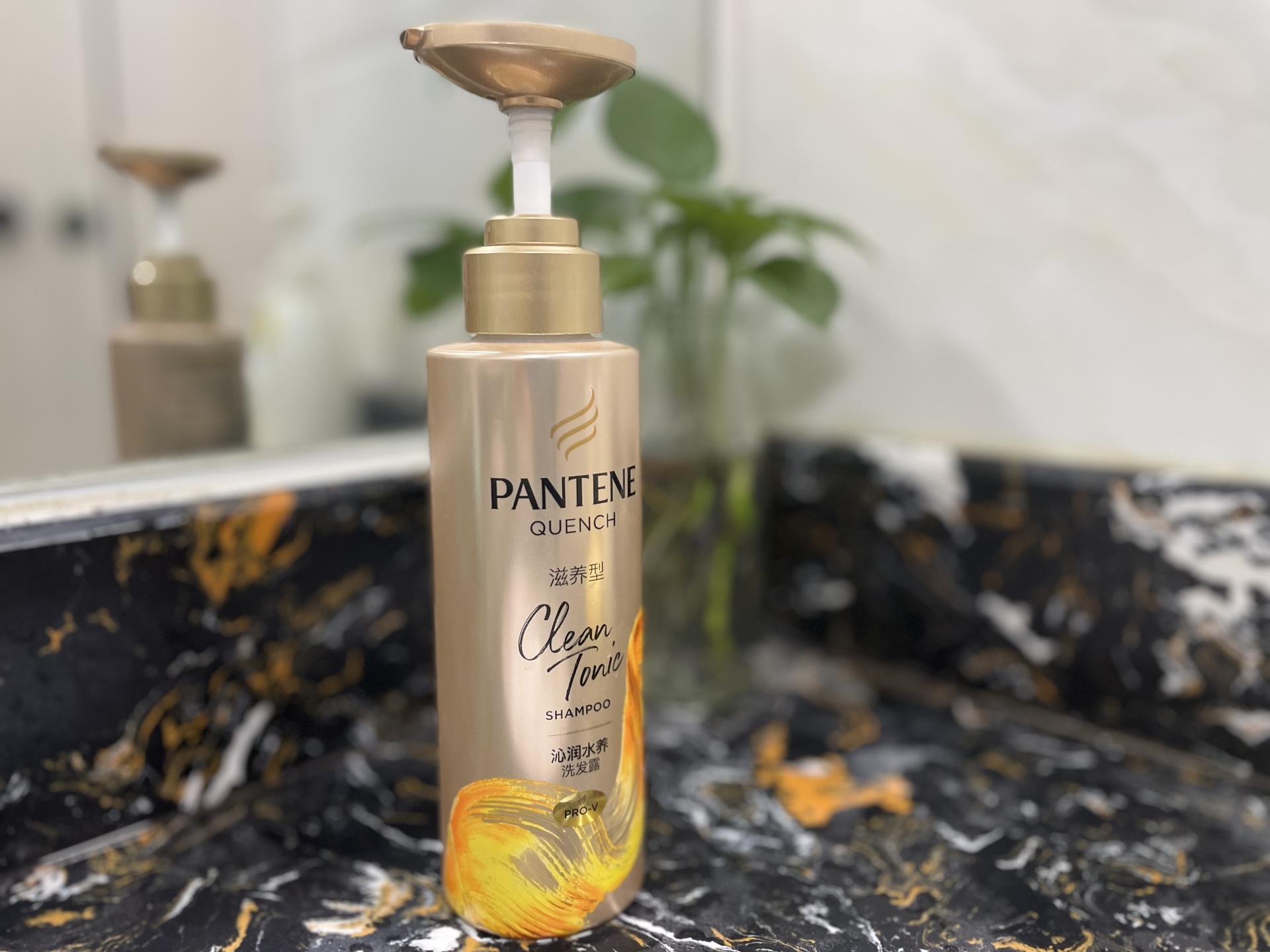 同时比袋鼠妈妈多了硬脂醇和鲸蜡醇这两个护发成分~这款洗发水的滋润