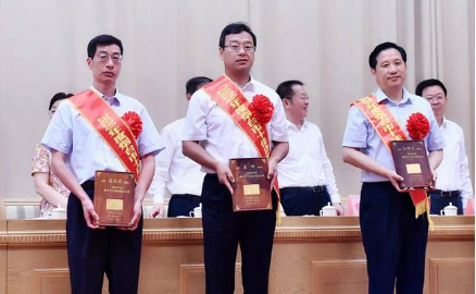 橙色云创始人孙伟杰、总经理赵迎芳分别获得十佳功勋企业家、优秀企业家勋章