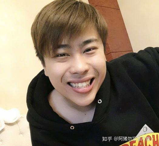 小伙将卢本伟照片制成灵位大肆走秀网友怒称太过分了