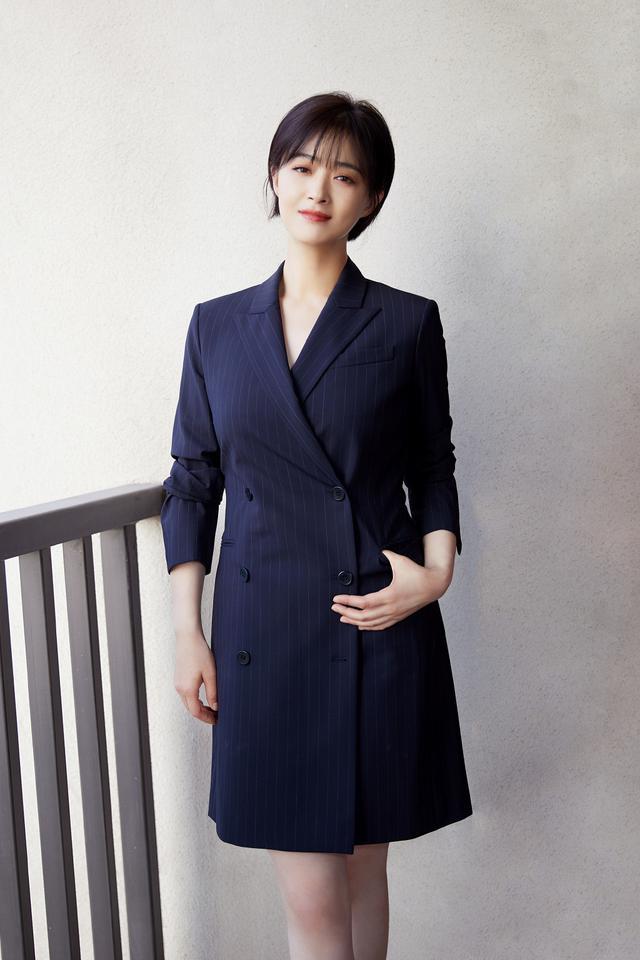 谁说女生一定要瘦出骨感才美快来学下微胖界女神蒋欣的穿搭