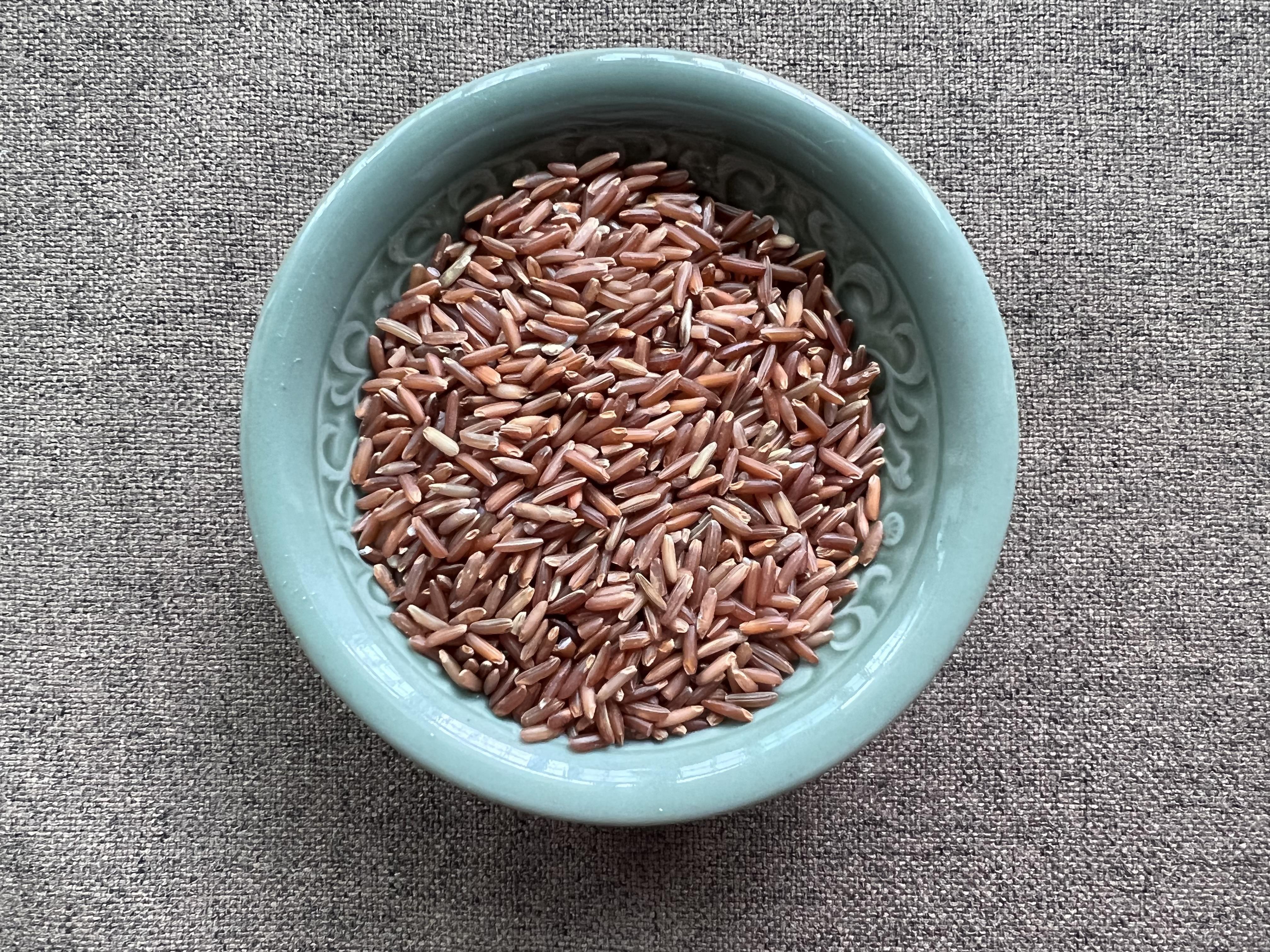 如果认真看颗粒每一颗红糙米很饱满且大,和普通的米粒出了颜色差别外