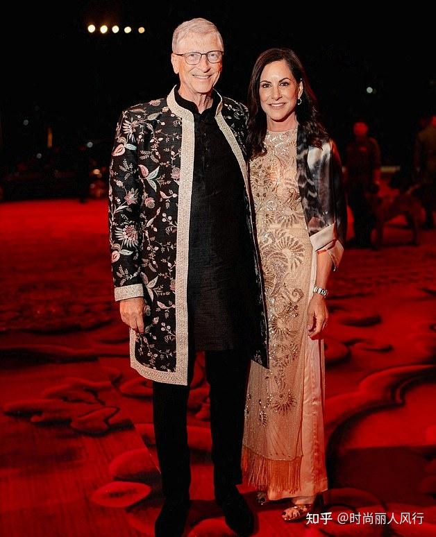 比尔盖茨带着61岁女友走红毯女友穿羽毛黑裙真嫩马斯克也来了