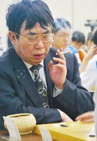 68岁聂卫平患癌症,有4大原因,烟酒不离手,大螃蟹一顿能吃13只
