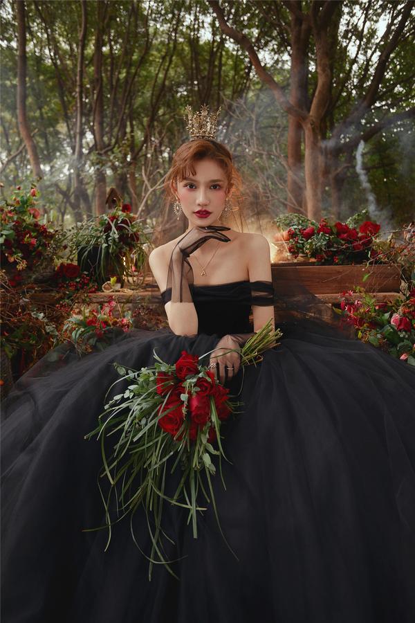 每日客片欣赏丨魅惑精灵森系黑婚纱照