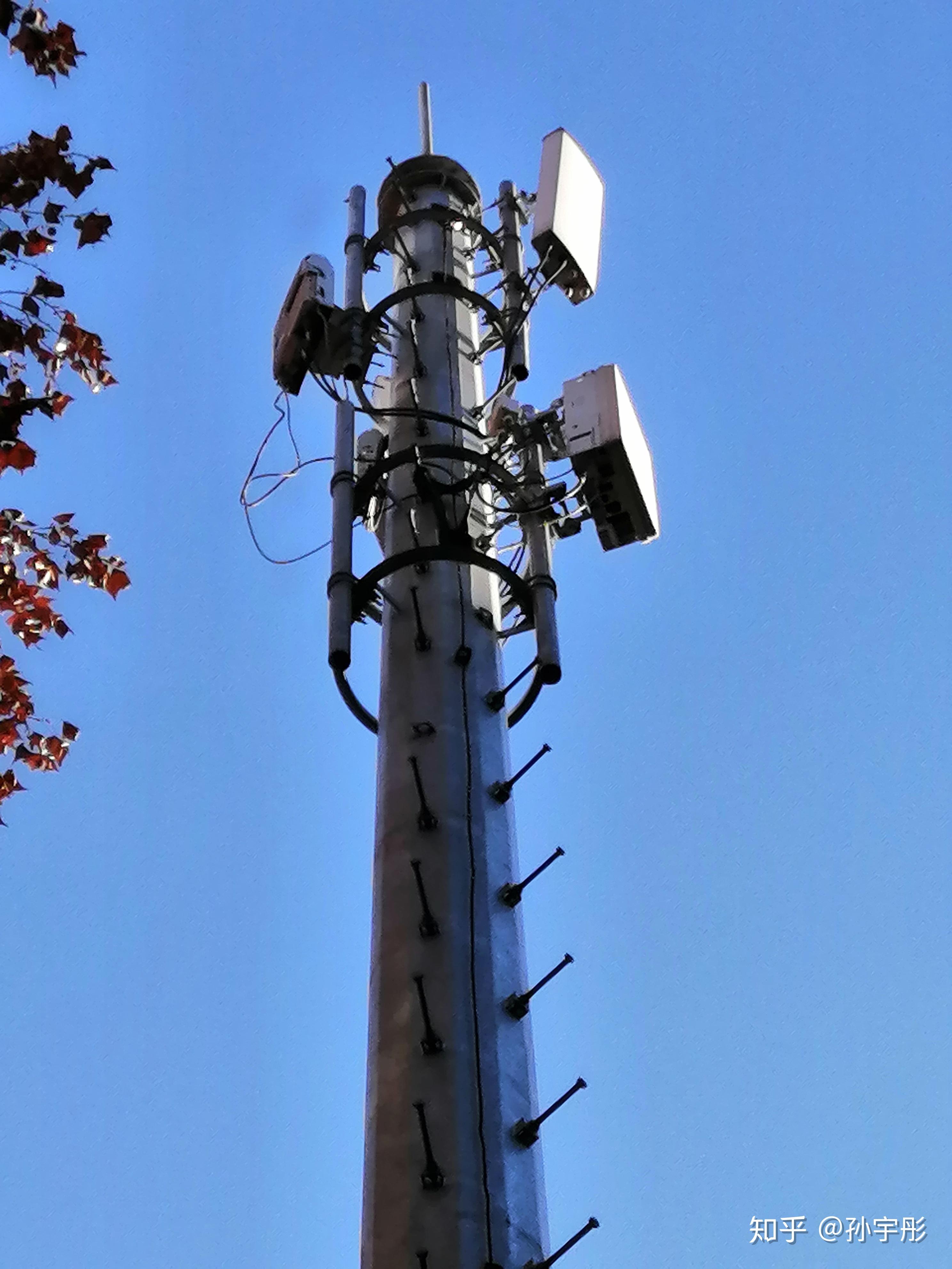 近期在北京街头上新建了很多5g的天线塔,上面的5g天线就很容易找了.