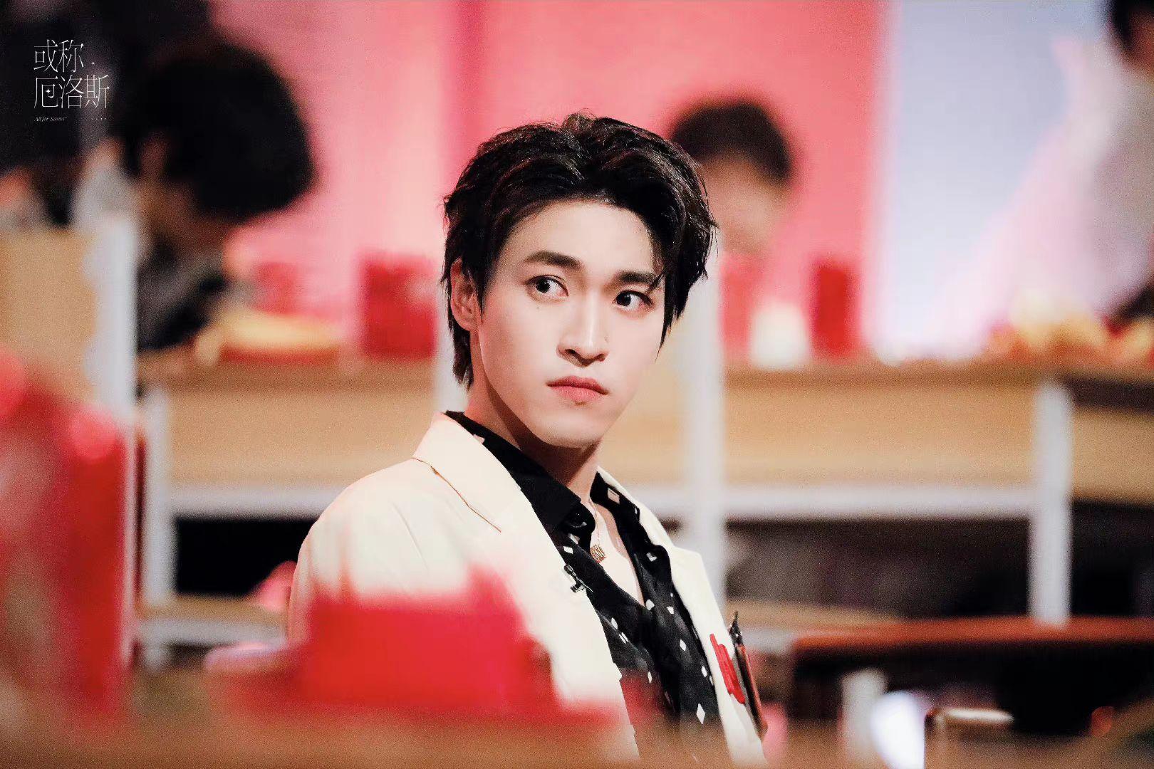 从创造营到现在,赞多的造型堪称百变,从顺毛到卷毛