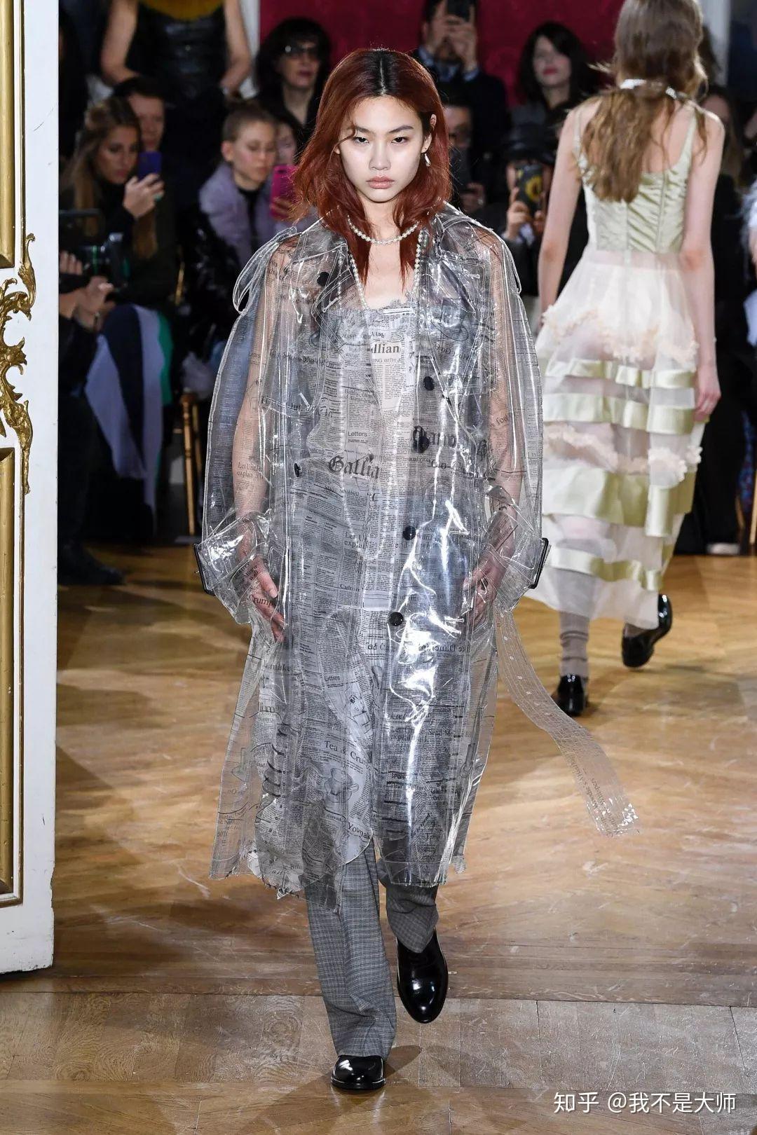 被川久保玲67加利亚诺争相穿上身的报纸有多帅时髦精不看报纸只想把