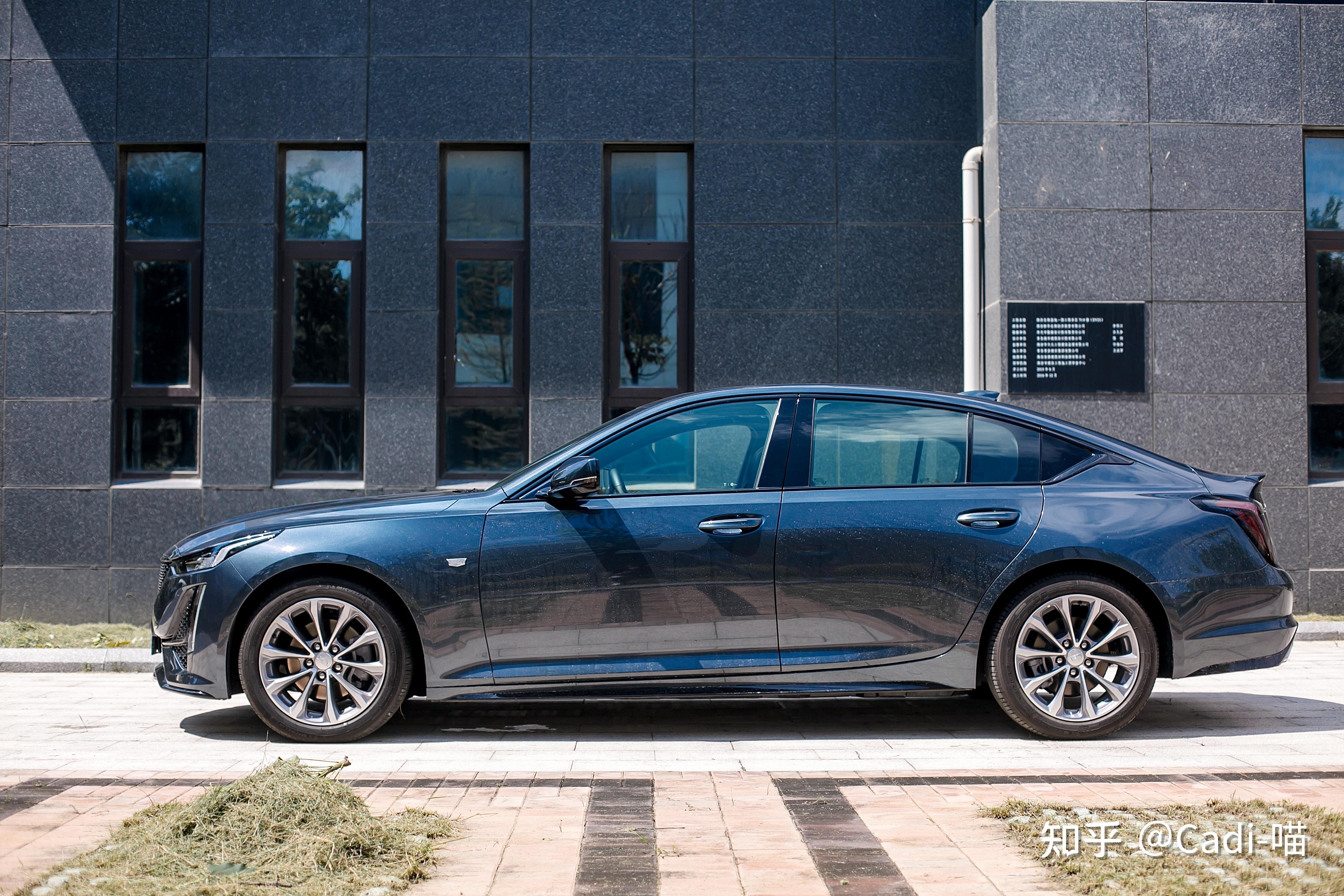 开上我心爱的水墨灰凯迪拉克ct5