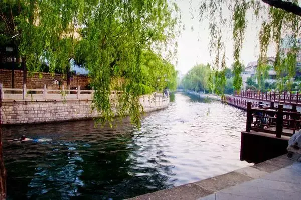 临河而居,枕泉而眠伴着水声泠泠,走过昔日的水胡同走过曾经的繁华梦