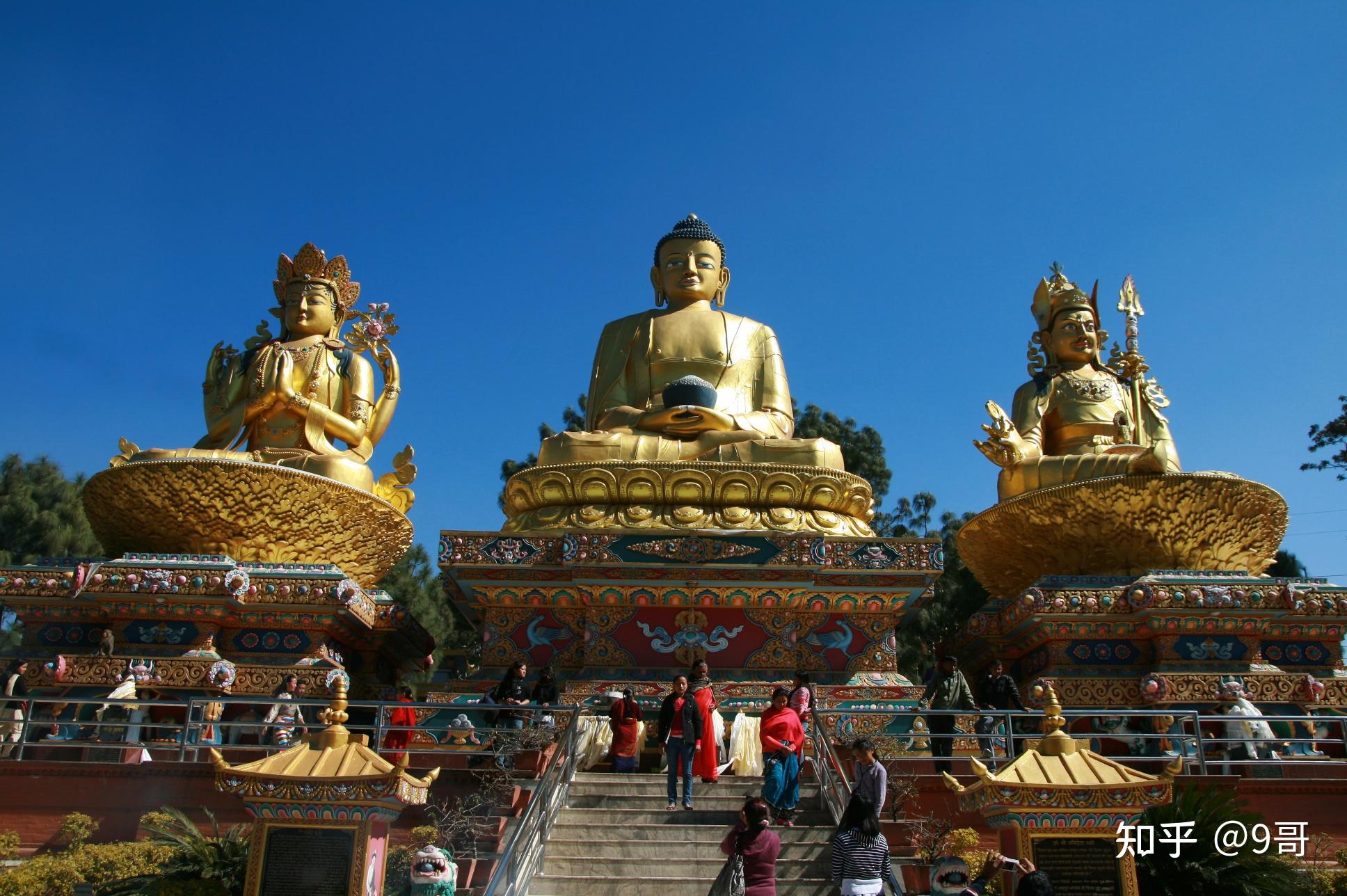 但是这么大的藏传佛像还真没见过,这三尊佛像分别是四臂观音,阿弥陀佛