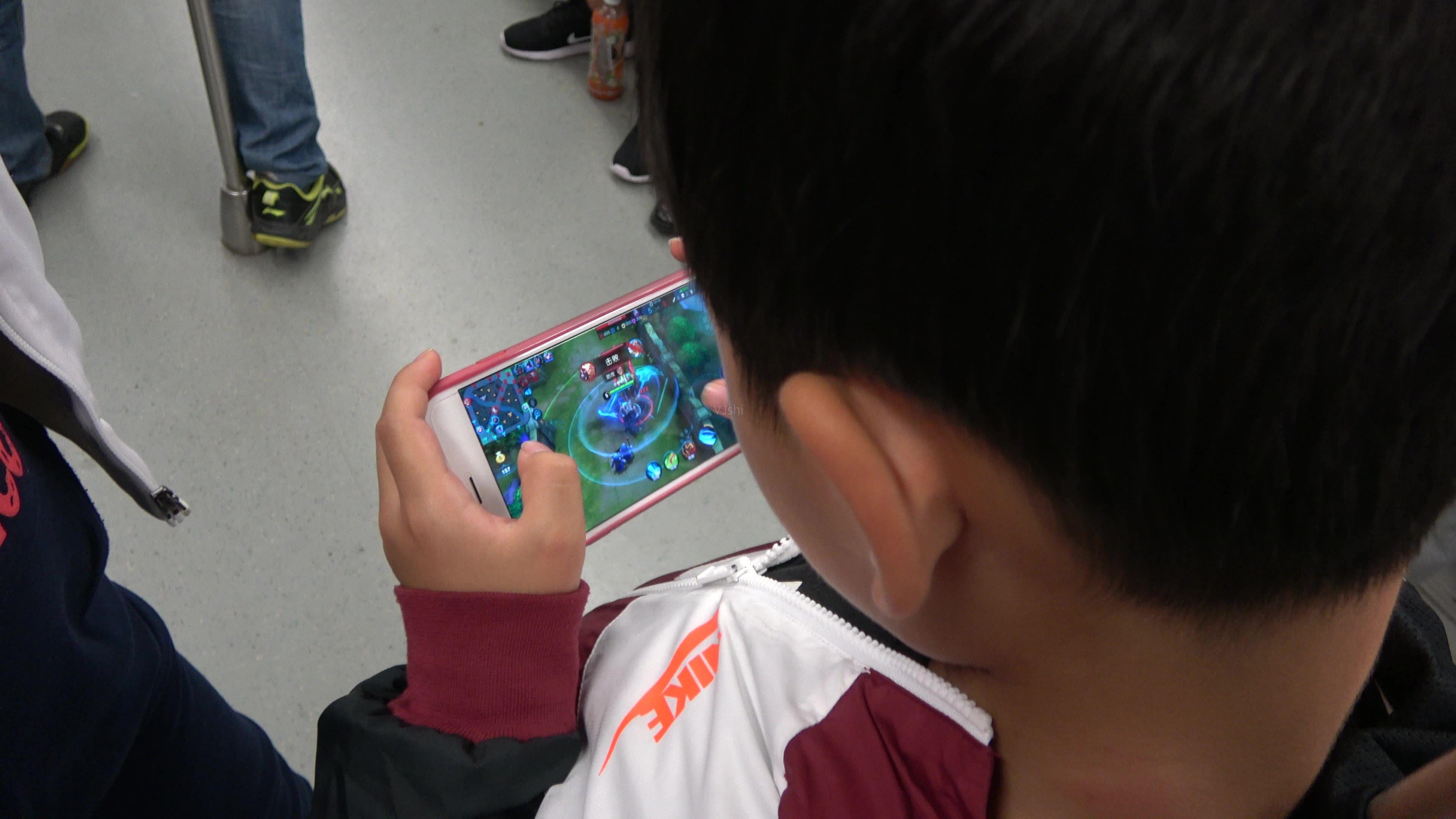 「王者荣耀」:为什么小学生防沉迷后,我输的更惨了?