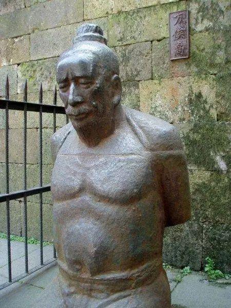 他叫万俟卨(mò qí xiè),权顷朝野,做过宰相,但是由于这个人巴结