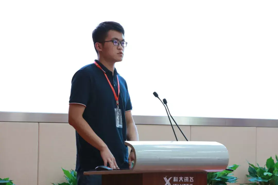 中科院自动化所 曹鹏飞演讲照片清华大学计算机系知识工程实验室