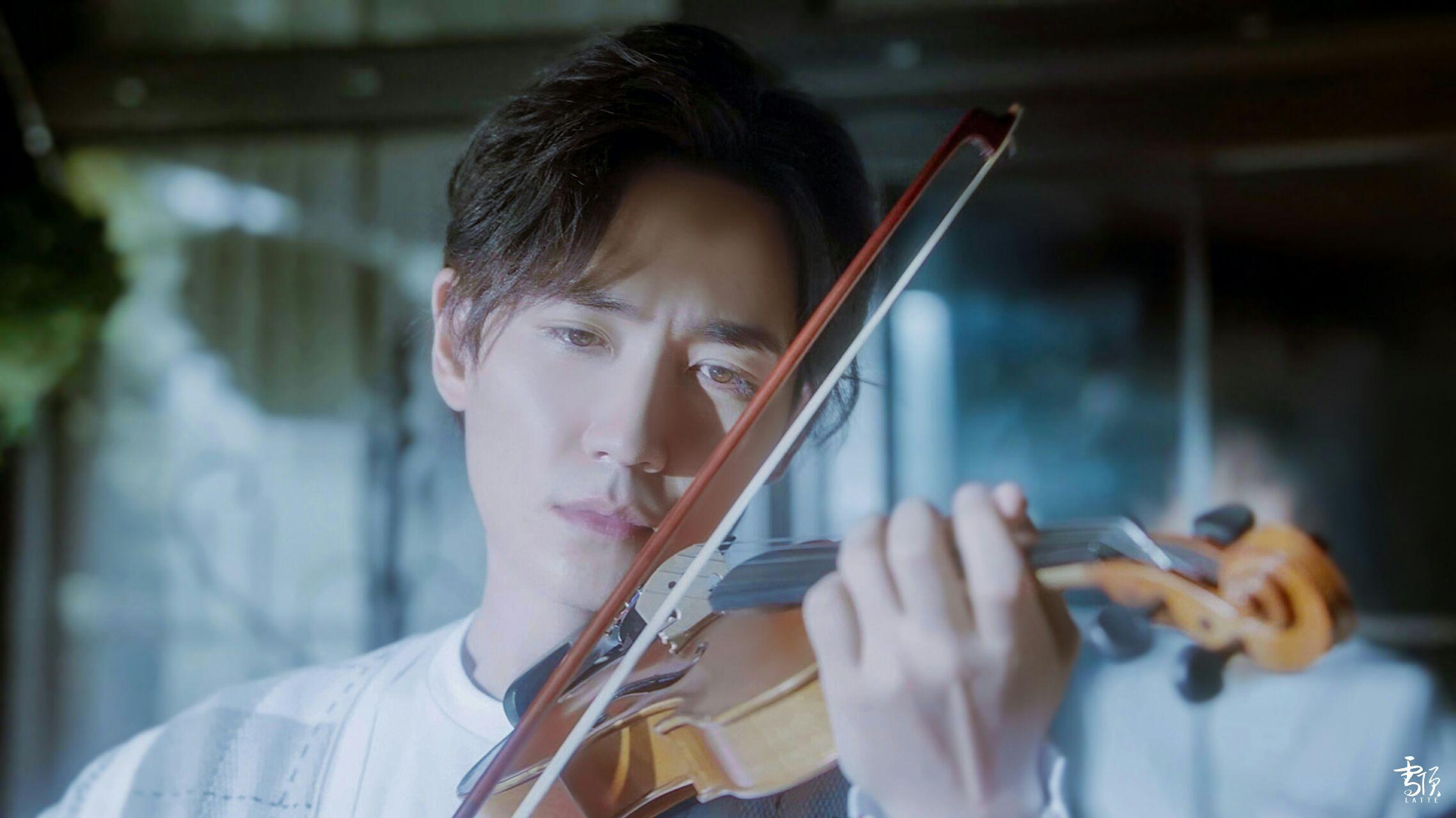 朱一龙拉小提琴图片